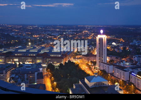 Vue panoramique sur la ville au crépuscule, la gare centrale, Leipzig, Saxe, Allemagne, Europe Banque D'Images