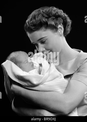 1950 MOTHER HOLDING BABY ENFANT Banque D'Images