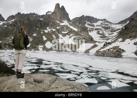 Agulles d'Amitges la fonte des glaces du lac de montagne sur la piste du cirque traverse au début de l'été Parc national de Sant Maurici Pyrénées Espagne Banque D'Images