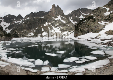 Agulles d'Amitges la fonte des glaces du lac de montagne sur la piste du cirque traverse au début de l'été Parc national de Sant Maurici Pyrénées Espagne Banque D'Images