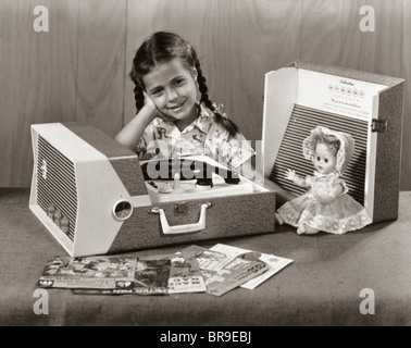 1950 SMILING GIRL à l'ÉCOUTE DE L'ENREGISTREMENT PORTABLE PLAYER Banque D'Images