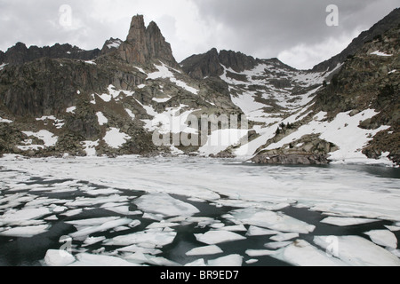 Agulles d'Amitges la fonte des glaces du lac de montagne sur la piste du cirque traverse au début de l'été Parc national de Sant Maurici Pyrénées Espagne Banque D'Images