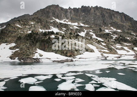 Agulles d'Amitges la fonte des glaces du lac de montagne sur la piste du cirque traverse au début de l'été Parc national de Sant Maurici Pyrénées Espagne Banque D'Images