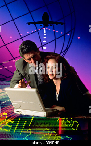 Années 90 MONTAGE GRAPHIQUE COUPLE HOMME FEMME UTILISANT UN ORDINATEUR PORTABLE POUR PLANIFIER LES VOYAGES AÉRIENS Banque D'Images