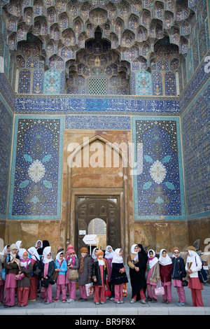 Les filles iraniennes sur une sortie scolaire à la mosquée de l'Imam à Ispahan en Iran. Banque D'Images