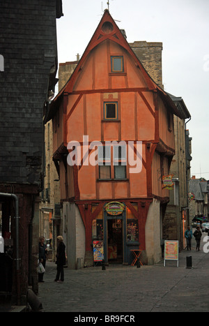 Création de boutique médiévale à l'angle de la rue du Golf et de la rue de Sévigné, Vitré, Ille et Vilaine, Bretagne, Bretagne, France Banque D'Images