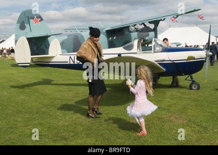 Rétro mode mère et fille s'habillant dans le passé à la mode plus glamour. Son passe-temps vu ici lors du week-end Revival au Goodwood Festival of Speed. Goodwood Sussex. 2010 2010s Royaume-Uni. HOMER SYKES Banque D'Images