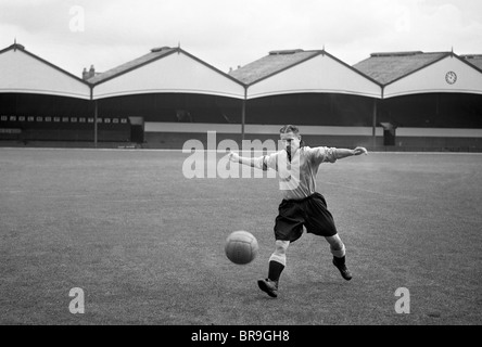 Wolverhampton Wanderers football légendaire Johnny Hancocks à Molineux 5/9/1955 Banque D'Images