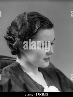 1930 THOUGHTFUL BRUNETTE WOMAN IN PROFILE AVEC PANNEAUX ONDULÉS Banque D'Images