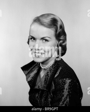 1950 SMILING WOMAN PORTRAIT WEARING PEARLS LOOKING AT CAMERA Banque D'Images