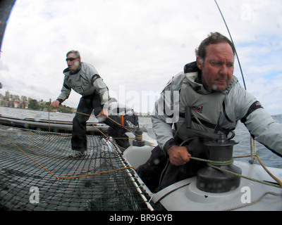 Catamaran 40 extrême de démonstration dans le port de Sydney. Banque D'Images