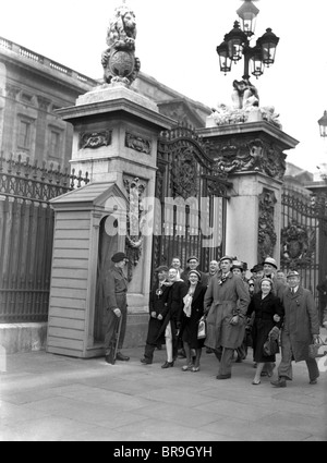 Wembley finale de la FA Cup 1949. Les loups fans walking adopté le palais de Buckingham. Banque D'Images