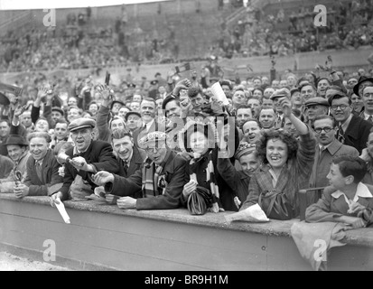 Wolverhampton Wanderers football supporters lors de la finale de la FA Cup 1949 à Wembley Banque D'Images