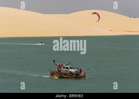 Kiteboarders sur trip prendre camion 4x4 sur petite rivière en ferry au Brésil. Banque D'Images