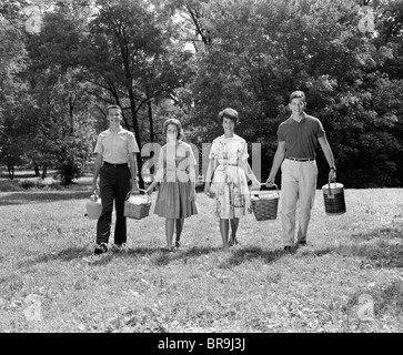 1960 deux couples adolescents ALLER ON PICNIC Banque D'Images