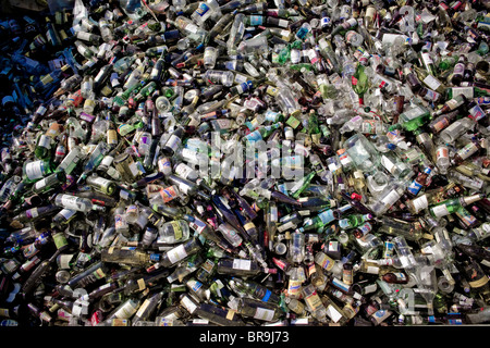 Un grand groupe de bouteilles en verre s'asseoir prêt pour le recyclage dans Bend Oregon. Banque D'Images