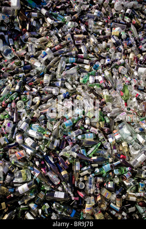 Un grand groupe de bouteilles en verre s'asseoir prêt pour le recyclage dans Bend Oregon. Banque D'Images