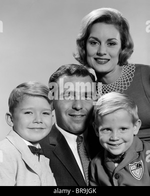 1960 Portrait de famille Père Mère DEUX FILS SMILING Banque D'Images