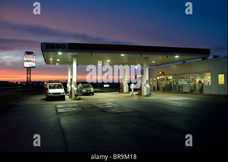 Une station essence sur l'autoroute A2, Berlin, Allemagne Banque D'Images