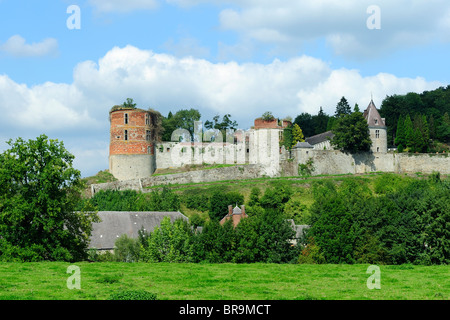 Le village de Hierges dominé par le Château de Hierges dans la région des Ardennes de France Banque D'Images