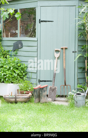 Outils de jardinage appuyer contre porte de rempotage Banque D'Images