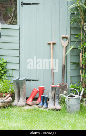 Outils de jardinage à la porte de l'atelier de rempotage Banque D'Images