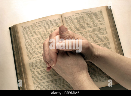 Femme mains sur vintage Bible Banque D'Images