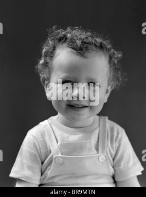 1940 Portrait petit garçon aux cheveux bouclés SMILING AT CAMERA Banque D'Images