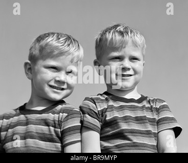 1950 PORTRAIT DE DEUX LITS BOYS SMILING BLONDE PORTANT DES TEE-SHIRTS À RAYURES BROTHERS Banque D'Images