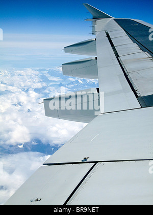 Aile d'un avion de ligne Airbus A320 avec un pied 112 envergure voir ici sur l'Atlantique, du Groenland et du Canada Banque D'Images