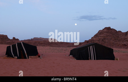 Camp bédouin dans le désert sous la pleine lune au Wadi Rum en Jordanie Banque D'Images