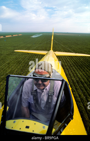 Années 1990, close-up of PILOT IN COCKPIT D'AVION DE poudrage Banque D'Images