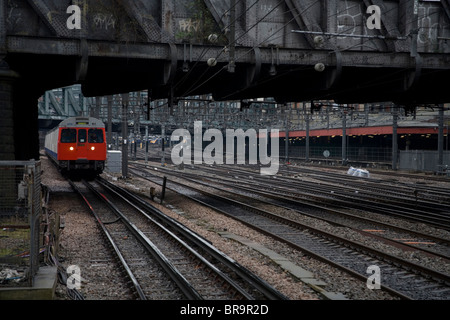 Train approchant Tube Station Westbourne Park sur les voies sous le pont Banque D'Images