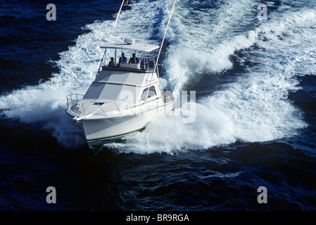 1990 Vue aérienne de pacemaker-37 CABIN CRUISER BATEAU DE MOTEUR Banque D'Images