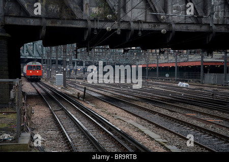 Train approchant Tube Station Westbourne Park sur les voies sous le pont Banque D'Images