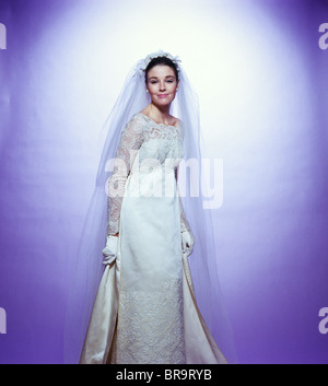 1960 JEUNE FEMME MARIÉE PORTRAIT Bridal Veil à bretelles robe taille empire Banque D'Images