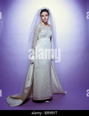 1960 JEUNE FEMME MARIÉE PORTRAIT Bridal Veil taille empire bretelles robe pleine longueur ourlet Banque D'Images