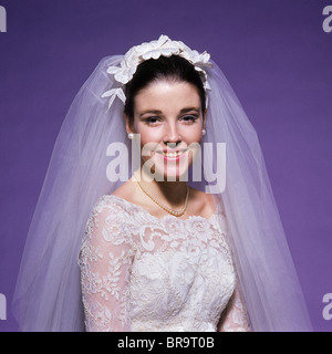 1960 JEUNE FEMME MARIÉE Bridal Veil ÉPAULES TÊTE PORTRAIT SMILING PEARLS Banque D'Images