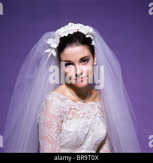 1960 JEUNE FEMME MARIÉE Bridal Veil ÉPAULES TÊTE PORTRAIT SMILING PEARLS Banque D'Images