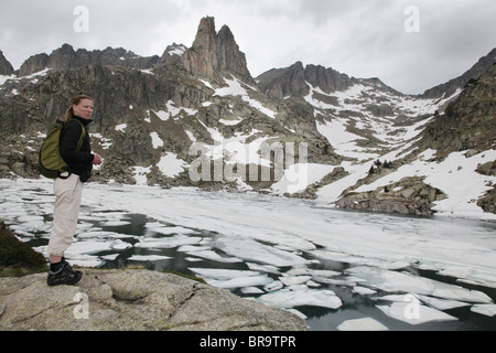 Agulles d'Amitges la fonte des glaces du lac de montagne sur la piste du cirque traverse au début de l'été Parc national de Sant Maurici Pyrénées Espagne Banque D'Images