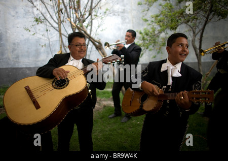 Musiciens mariachis jouer lors d'une fête célébrant la journée du village de Santa Cruz en Tepotzotlan Banque D'Images