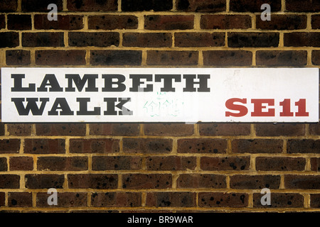 Lambeth Walk Street sign, dans le sud-est de Londres sur le mur de brique d'une maison du conseil. Banque D'Images