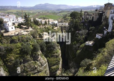 Une vue de la rivière rio Guadalevin et la ville de Ronda Banque D'Images