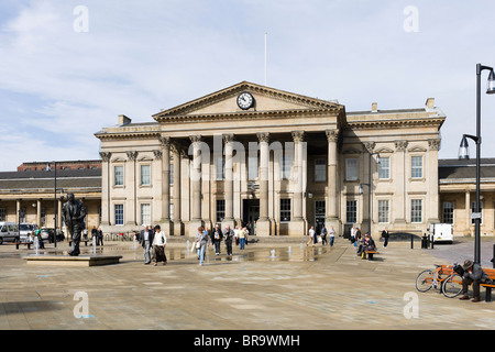 Gare, St Georges Square, Huddersfield, West Yorkshire, England, United Kingdom Banque D'Images