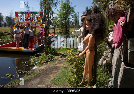 Une poupée est suspendu à un arbre sur l'île des poupées dans le sud de Mexico, Xochimilco Banque D'Images