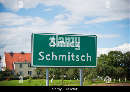 Polonais bilingue - Français ville signe de Smicz - Schmitsch Oberschlessien allemand, ancien (haute Silésie), moderne, Prudnik Pologne Banque D'Images