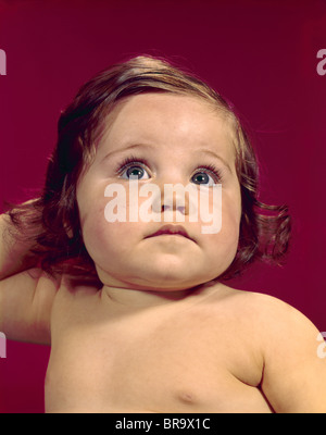 1960 Portrait de grands yeux JOUES POTELÉES BRUNETTE BABY GIRL Banque D'Images