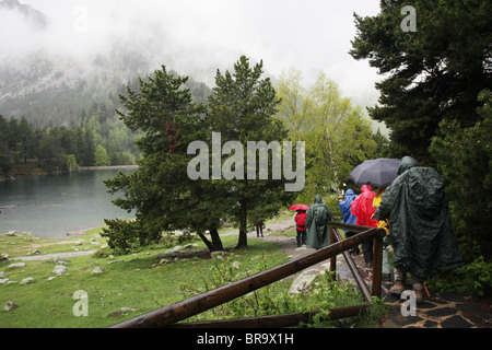 L'augmentation des brouillards et nuages bas traversent les montagnes pyrénéennes de turbulences et dans le Parc National de Sant Maurici Pyrénées Espagne Banque D'Images