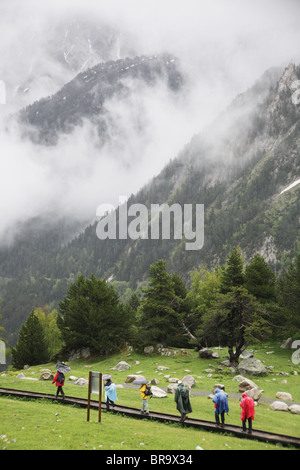 L'augmentation des brouillards et nuages bas traversent les montagnes pyrénéennes de turbulences et dans le Parc National de Sant Maurici Pyrénées Espagne Banque D'Images