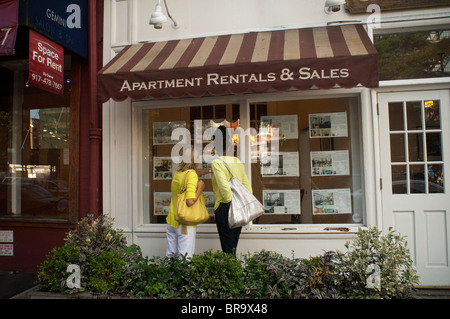 Les acheteurs potentiels consultez une liste des courtiers immobiliers dans le quartier de Greenwich Village de New York Banque D'Images